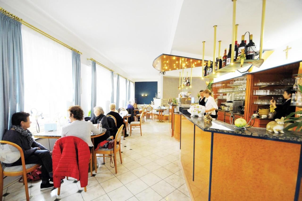 Cafe Am Donautor Hotel Kelheim Bagian luar foto