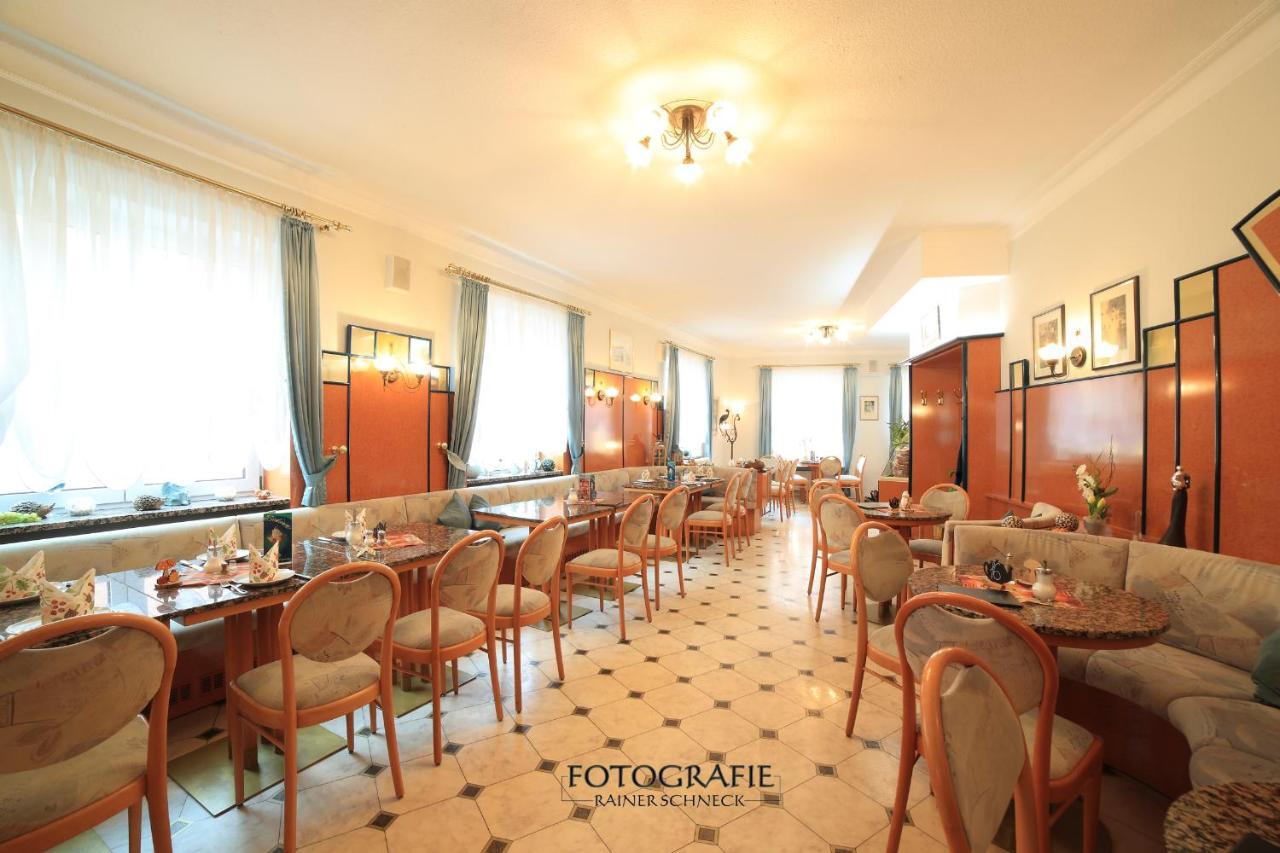 Cafe Am Donautor Hotel Kelheim Bagian luar foto