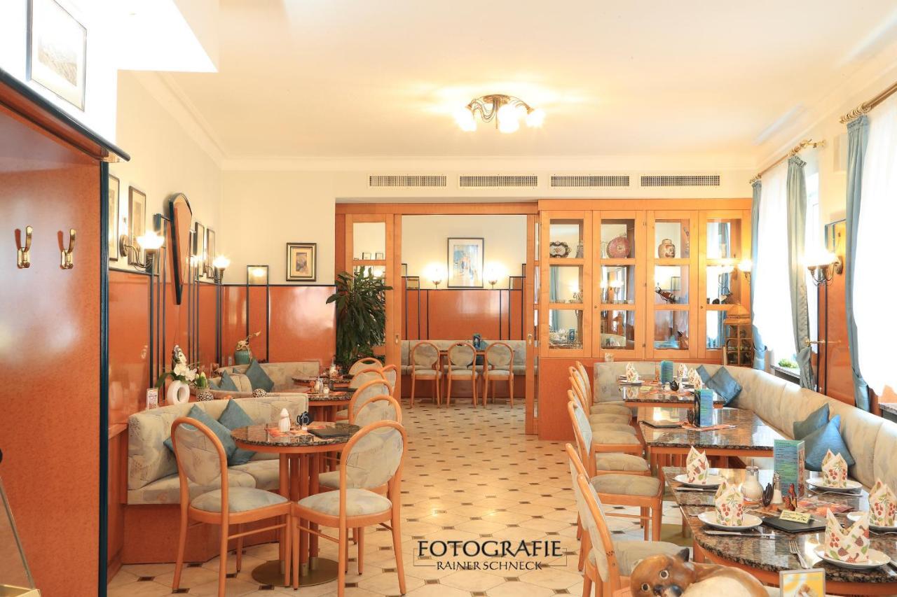 Cafe Am Donautor Hotel Kelheim Bagian luar foto