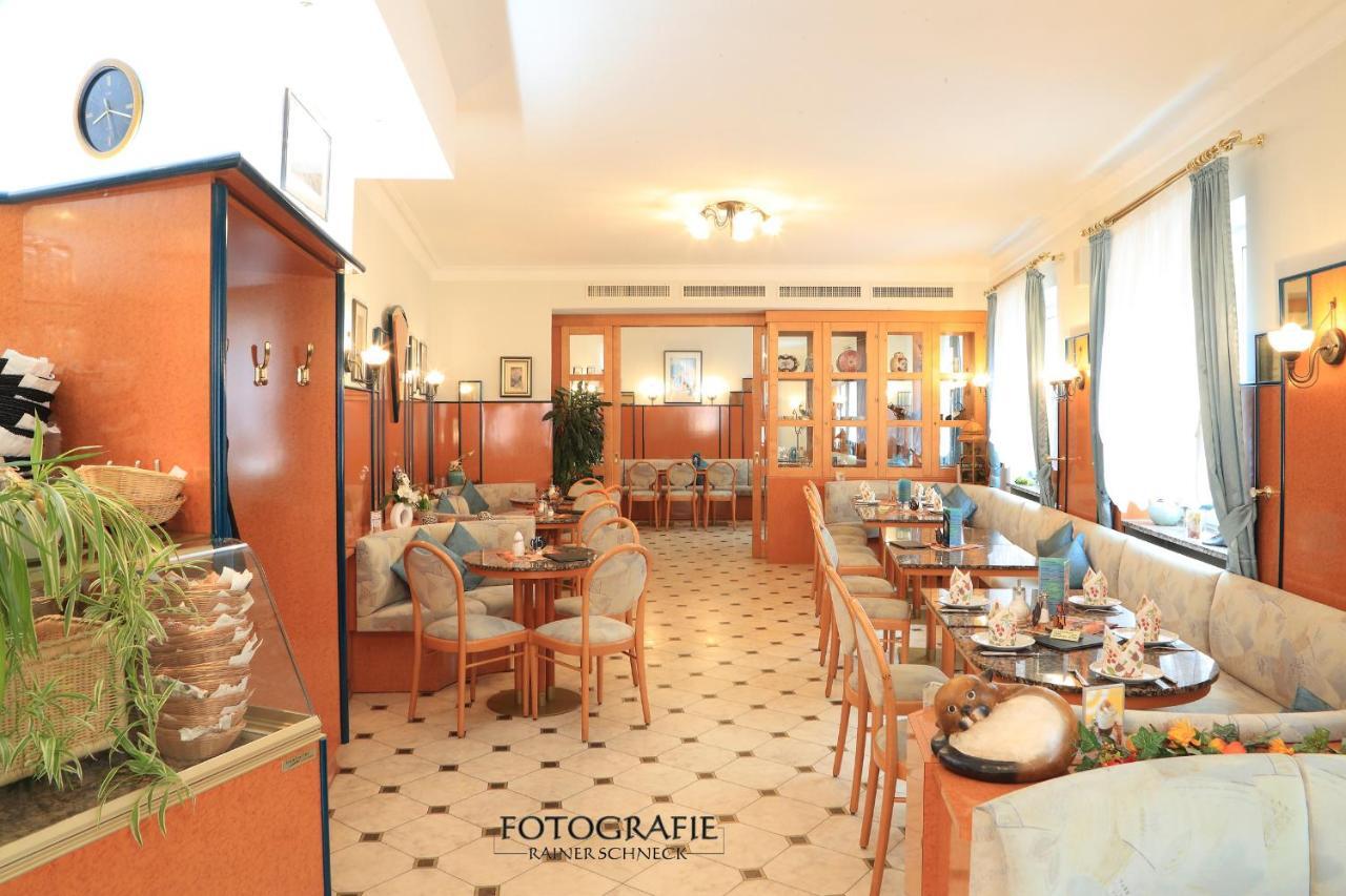 Cafe Am Donautor Hotel Kelheim Bagian luar foto