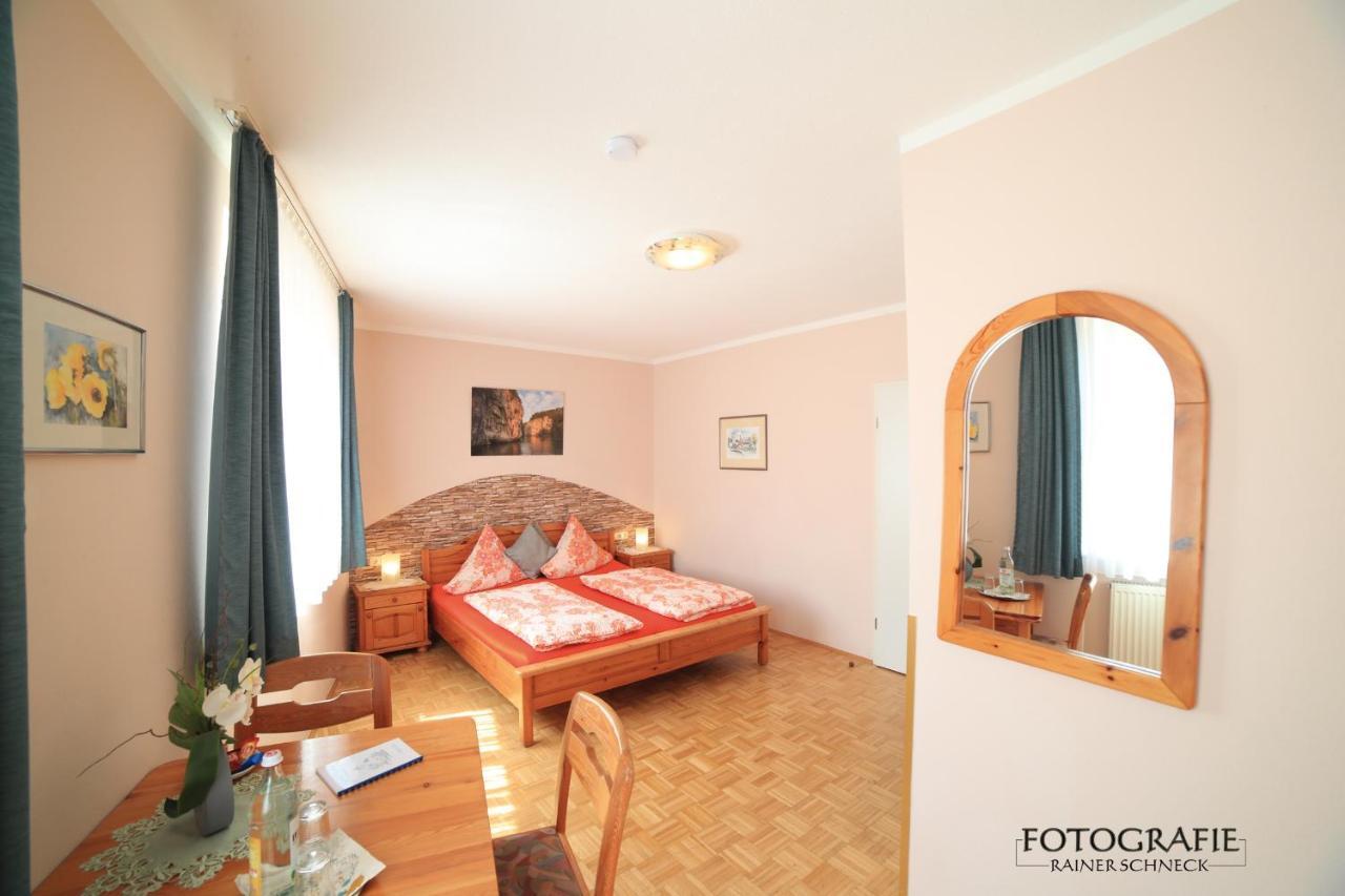 Cafe Am Donautor Hotel Kelheim Bagian luar foto